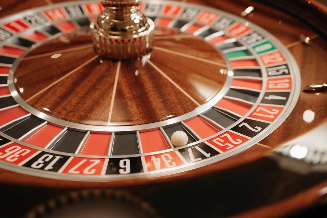 Roleta de cassino em close com numeros vermelhos e pretos