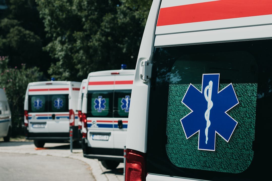 Tres ambulancias estacionadas com simbolo medico azul estrela da vida