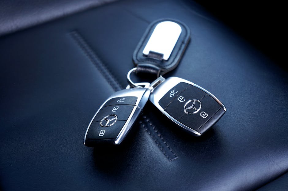 Chaves de carro de luxo sobre assento de couro escuro