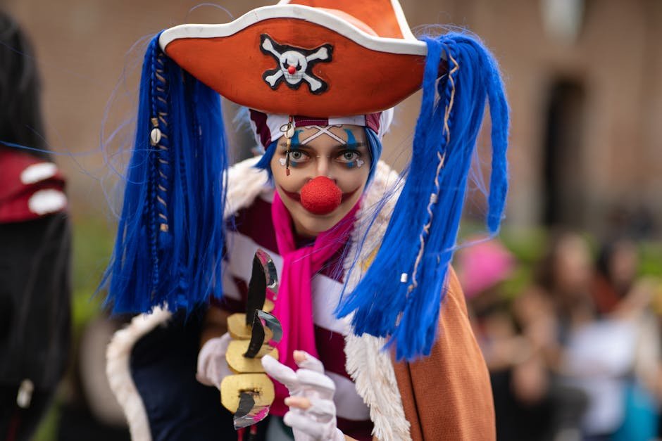 Cosplayer com fantasia colorida de pirata em convenção