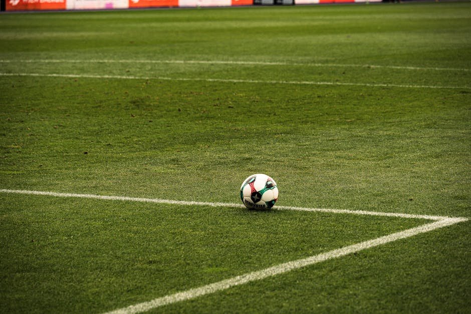 Bola de futebol em campo gramado de futebol