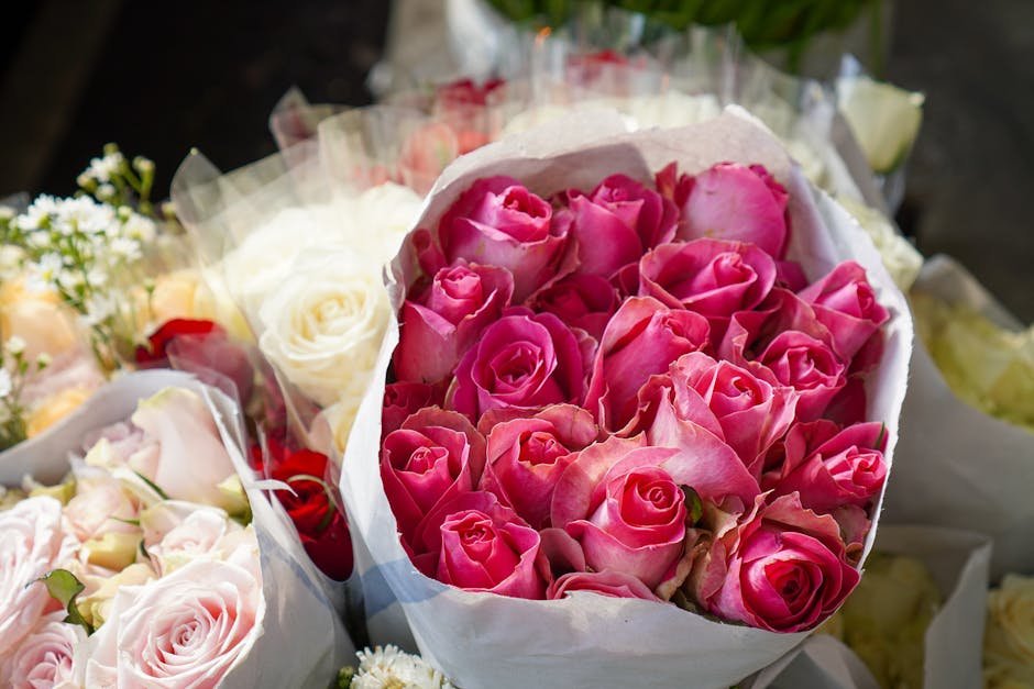 Buquê de rosas cor-de-rosa em embalagem branca