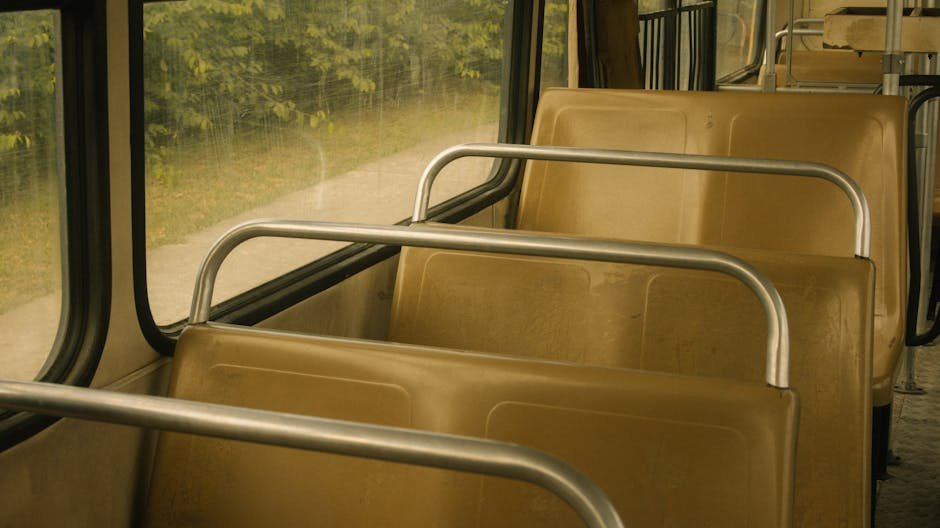 Interior vazio de ônibus público com fileiras de bancos
