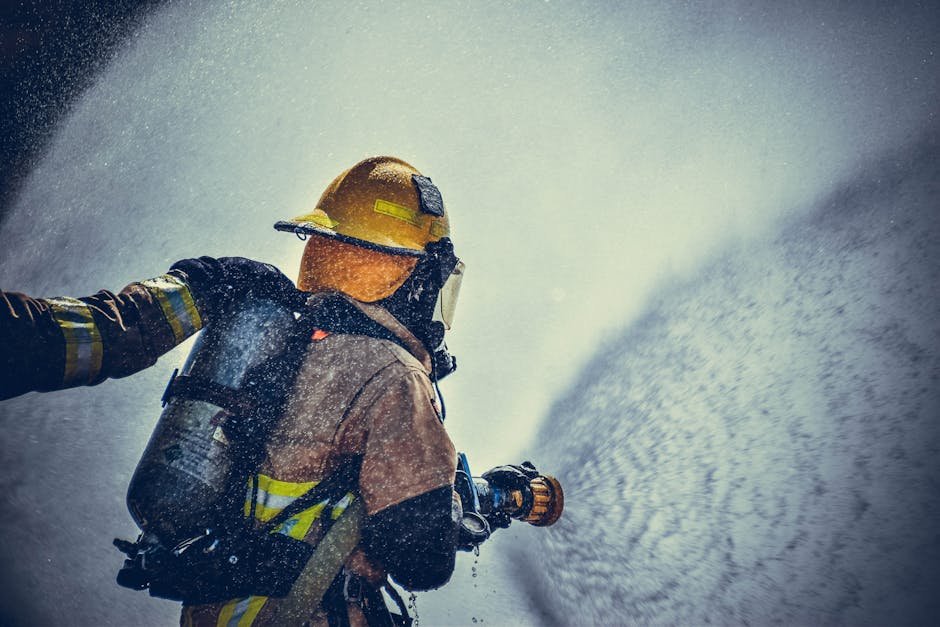 Bombeiro com capacete e equipamento de proteção em ação