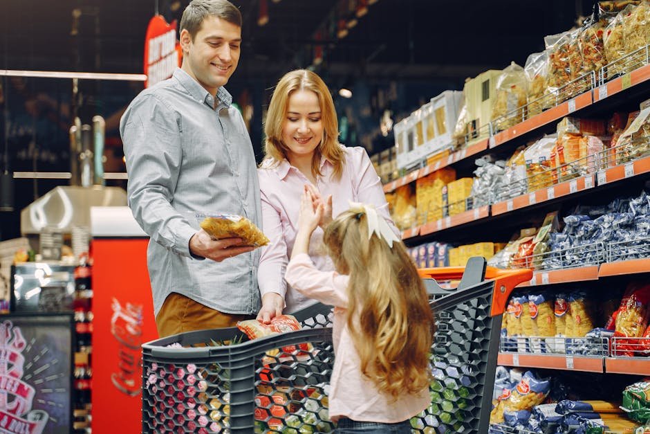 Família fazendo compras em supermercado com carrinho de mercado