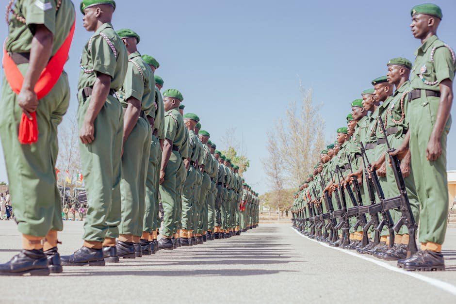 Militares em formação durante parada com uniformes verdes