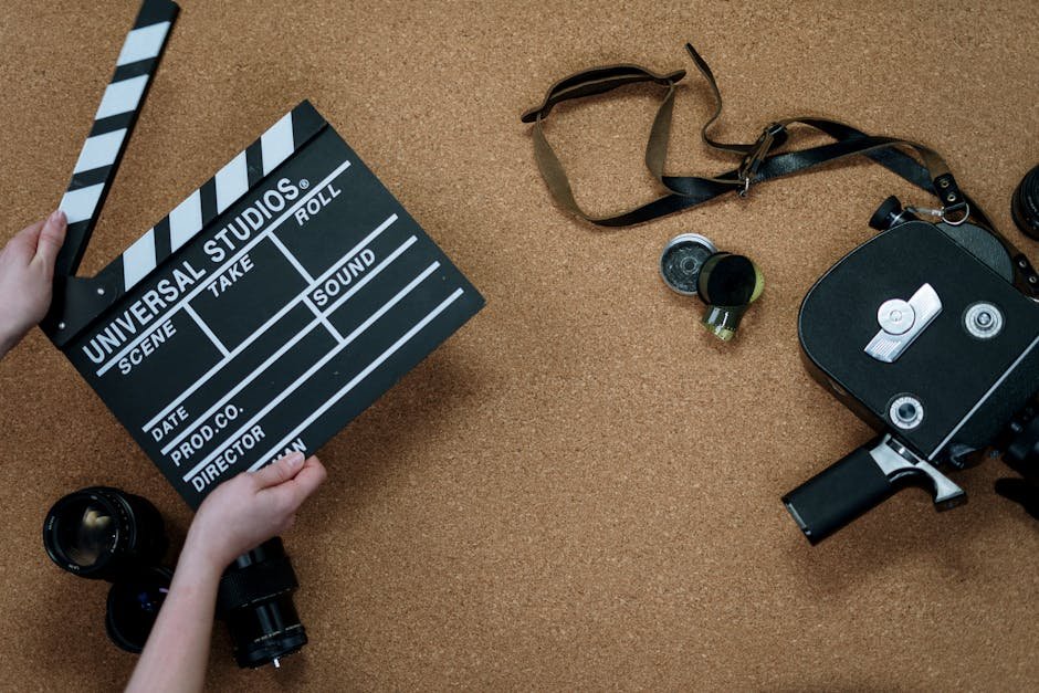 Claquete de cinema vintage e câmera antiga sobre fundo de cortiça