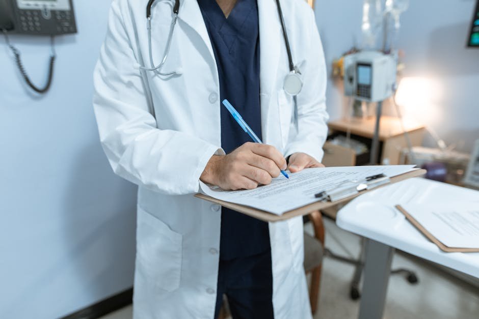Médico com estetoscópio em ambiente hospitalar