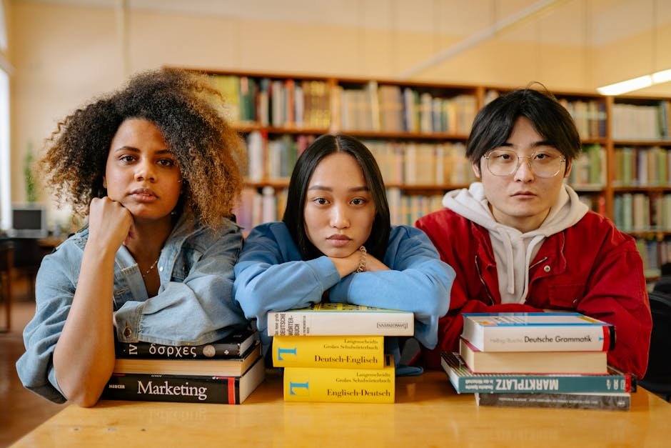 Estudantes diversos estudando em biblioteca