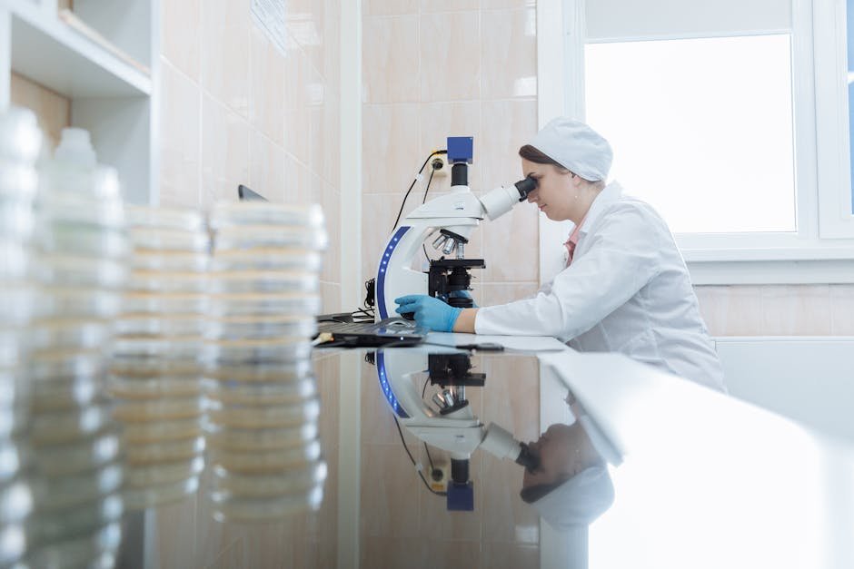 Profissional em laboratório com microscópio