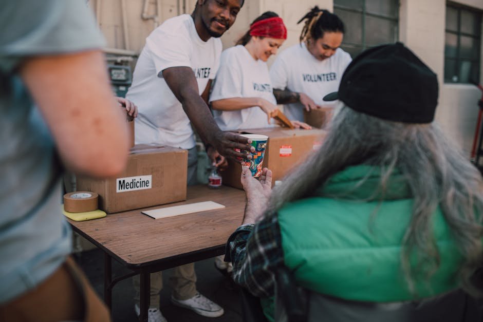Voluntários distribuindo doações em evento comunitário