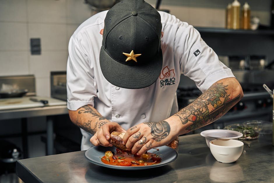 Prato gourmet sendo finalizado por chef em cozinha
