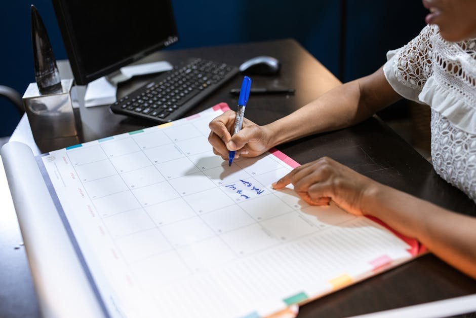 Relógio em parede de escritório indicando jornada de trabalho