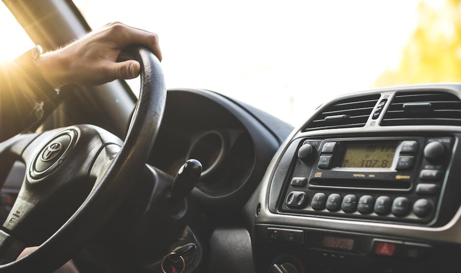 Volante e painel de carro em movimento