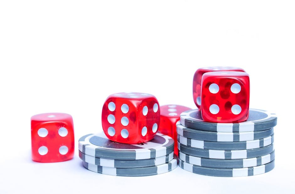 Dados vermelhos e fichas de cassino sobre fundo branco