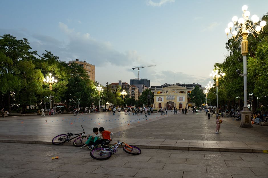 Praça pública com pavimentação e iluminação urbana