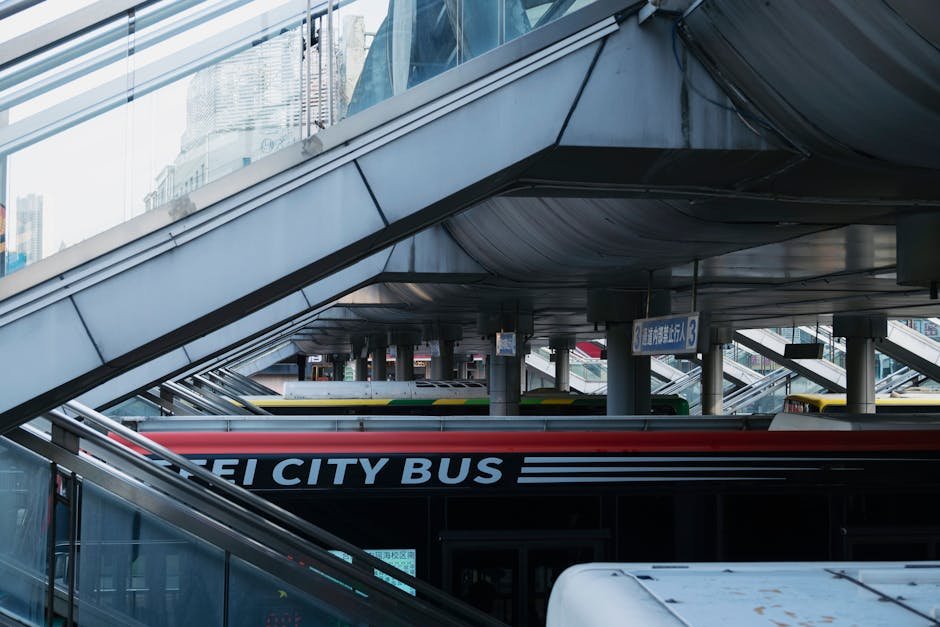 Estação de BRT com plataforma e ônibus articulado