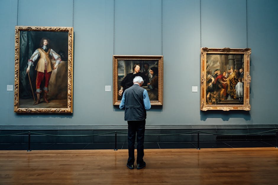 Galeria de arte com obras emolduradas em parede branca