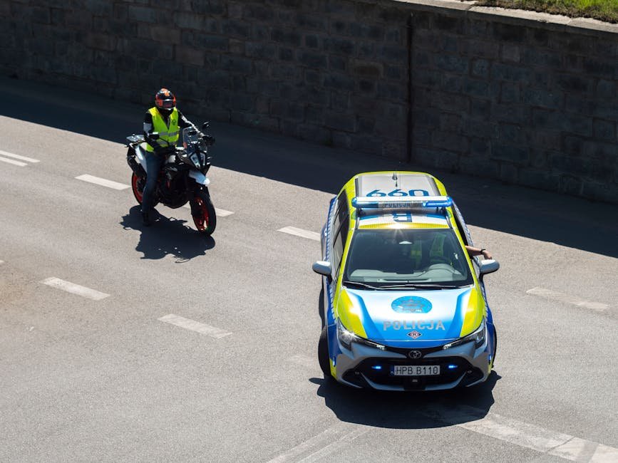 Viatura policial em rodovia com sinalização de fiscalização