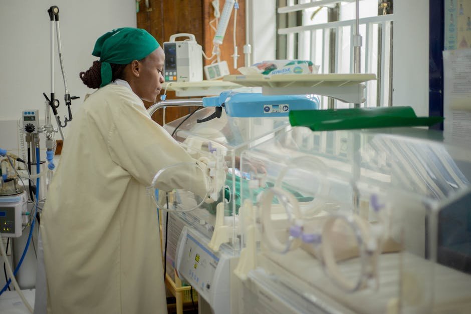 Bebê prematuro em incubadora de UTI neonatal