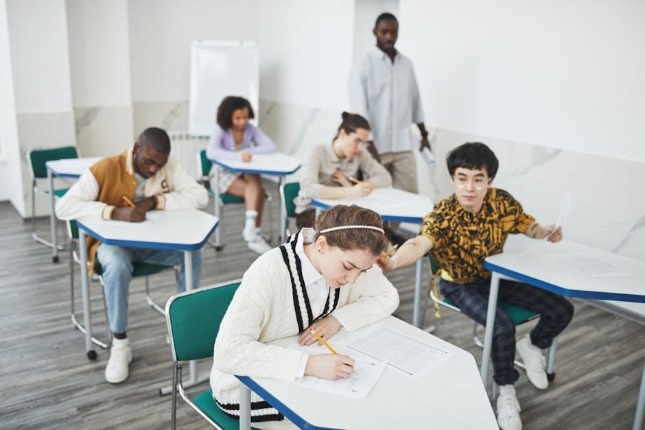 Estudantes em provão universitário em sala de aula