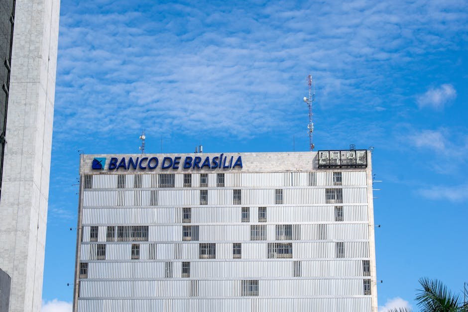 Edifício moderno do Banco Central com fachada de vidro