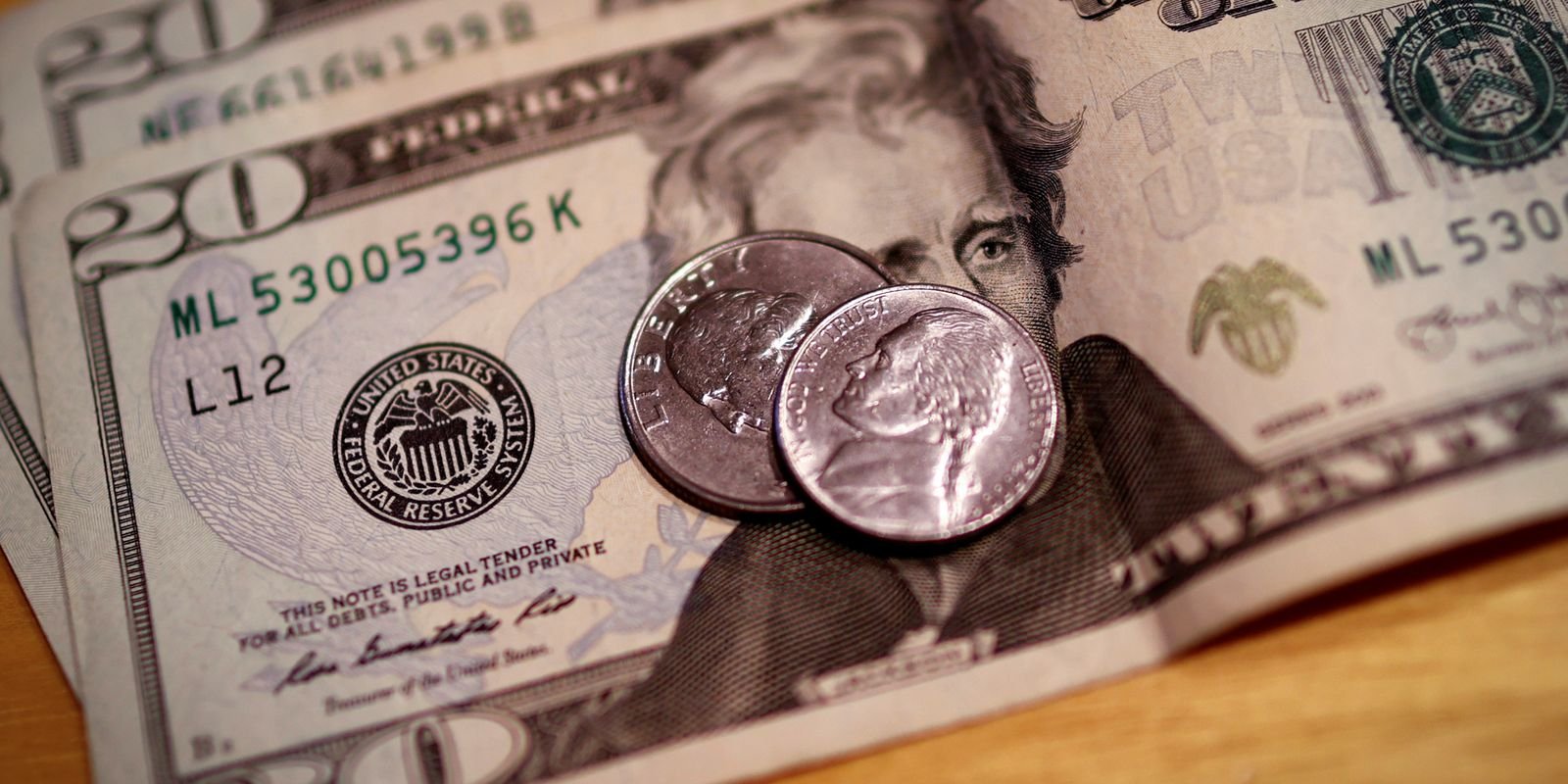 Dólar fecha em R$ 4,97 com incerteza sobre cessar-fogo entre EUA e Irã