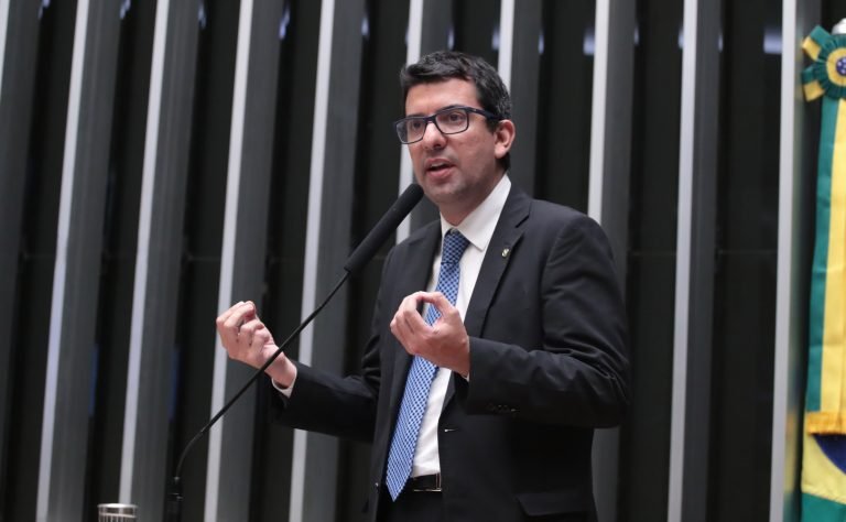 Câmara aprova multa de até R$ 162 mil para quem joga lixo em vias públicas