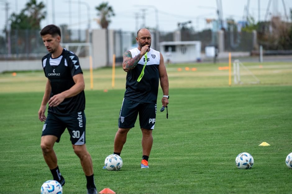 Em sua estreia em Copas pela selecao, o treinador reconheceu primeiro tempo ruim e exigiu melhora apos o empat