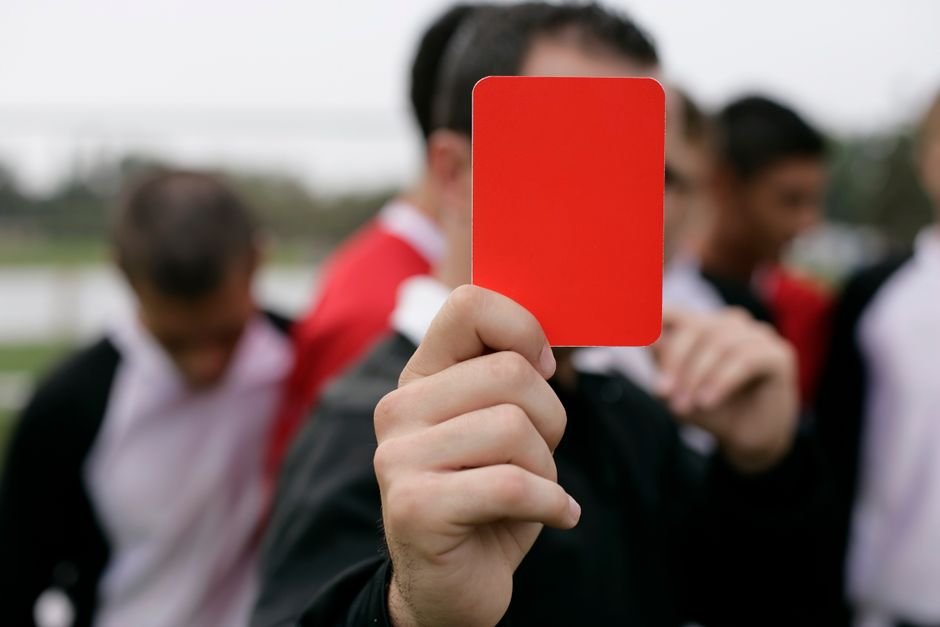 Co-anfitriao estreou com vitoria por 2 a 0 no Azteca em jogo marcado pelo recorde de expulsoes na historia das