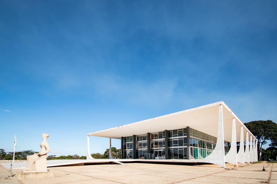 Por maioria, plenario confirma que a prerrogativa de foro permanece para crimes funcionais ainda que o process