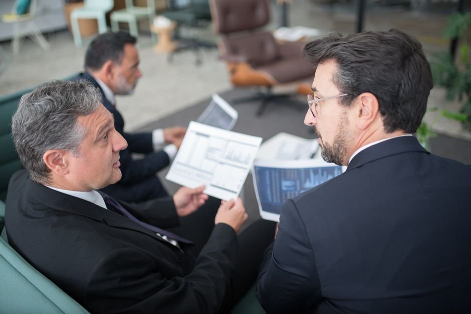 PL 2200/23 classifica injúria racial contra o trabalhador como falta grave da empresa e abre caminho para resc