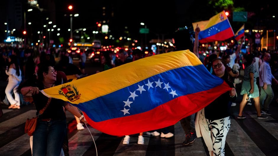 Presidente interina desde janeiro, ex-vice de Maduro avanca para concentrar poder enquanto Washington pression
