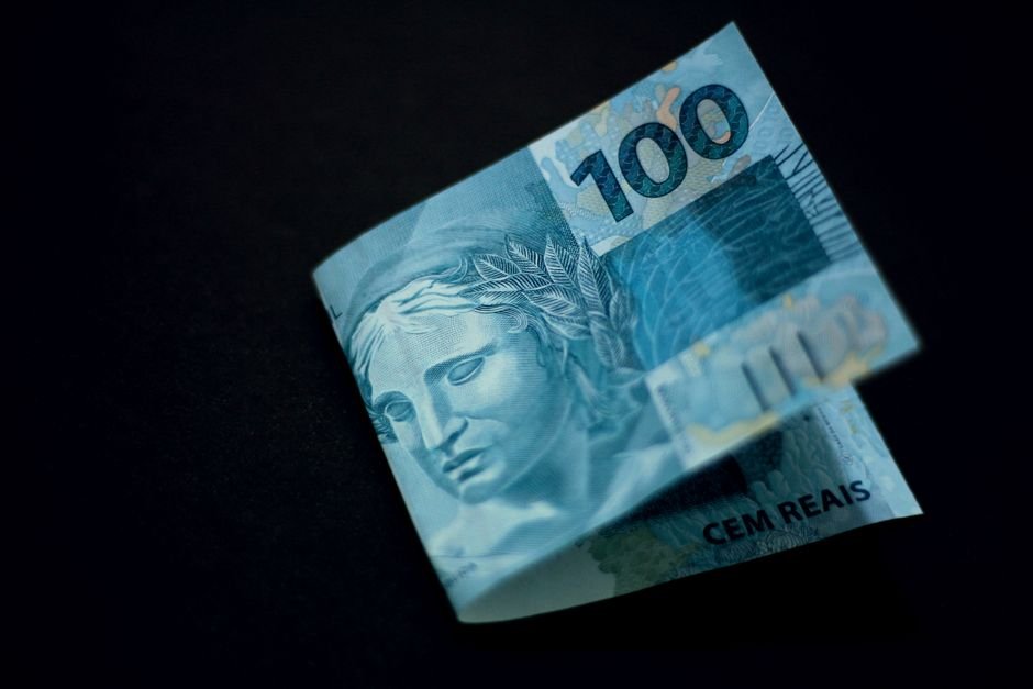 Dolar sobe a R$ 5,19 e Ibovespa recua na semana