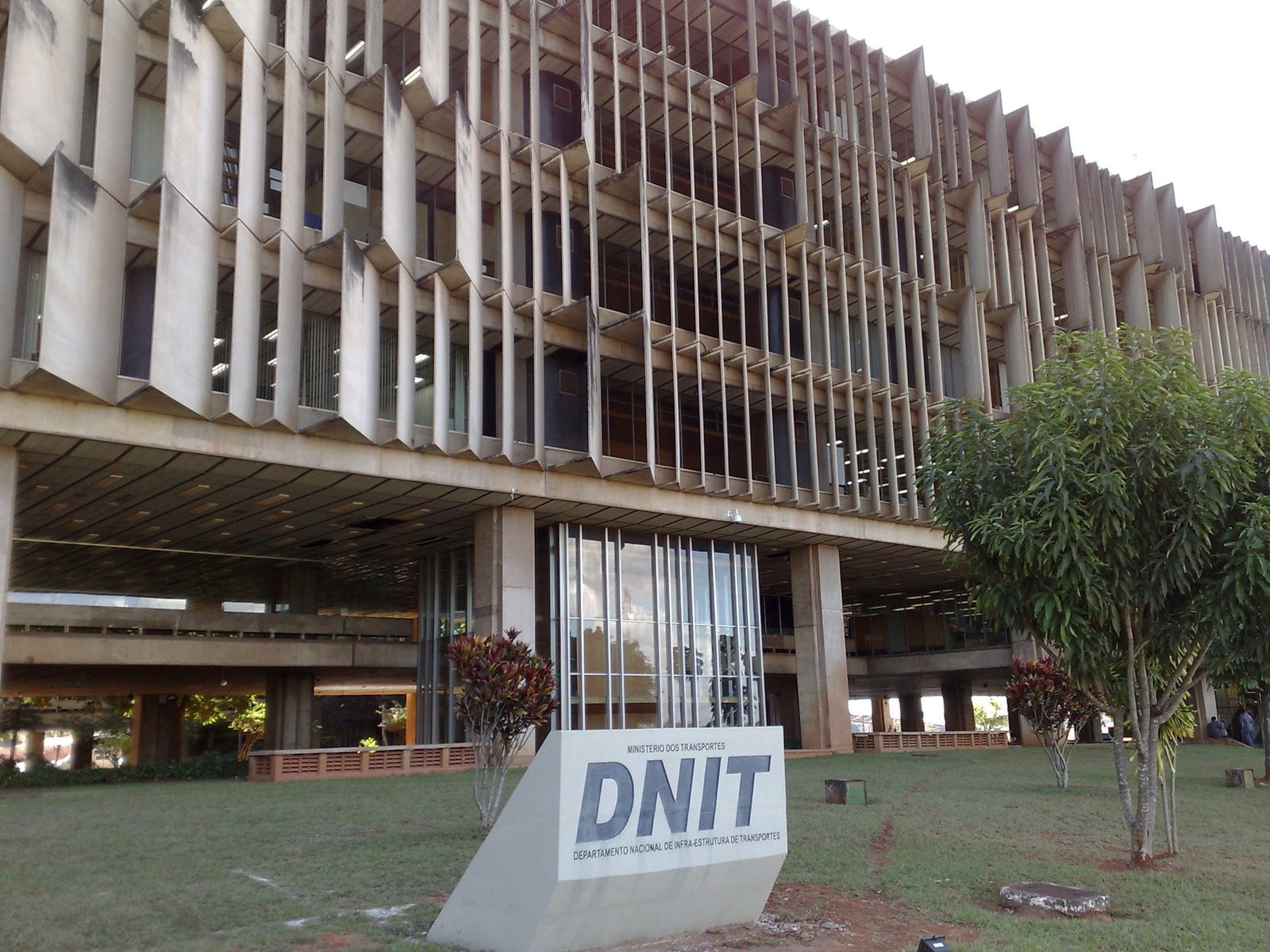 Fachada do edifício-sede do DNIT, em Brasília, com a placa do órgão no gramado, local do seminário