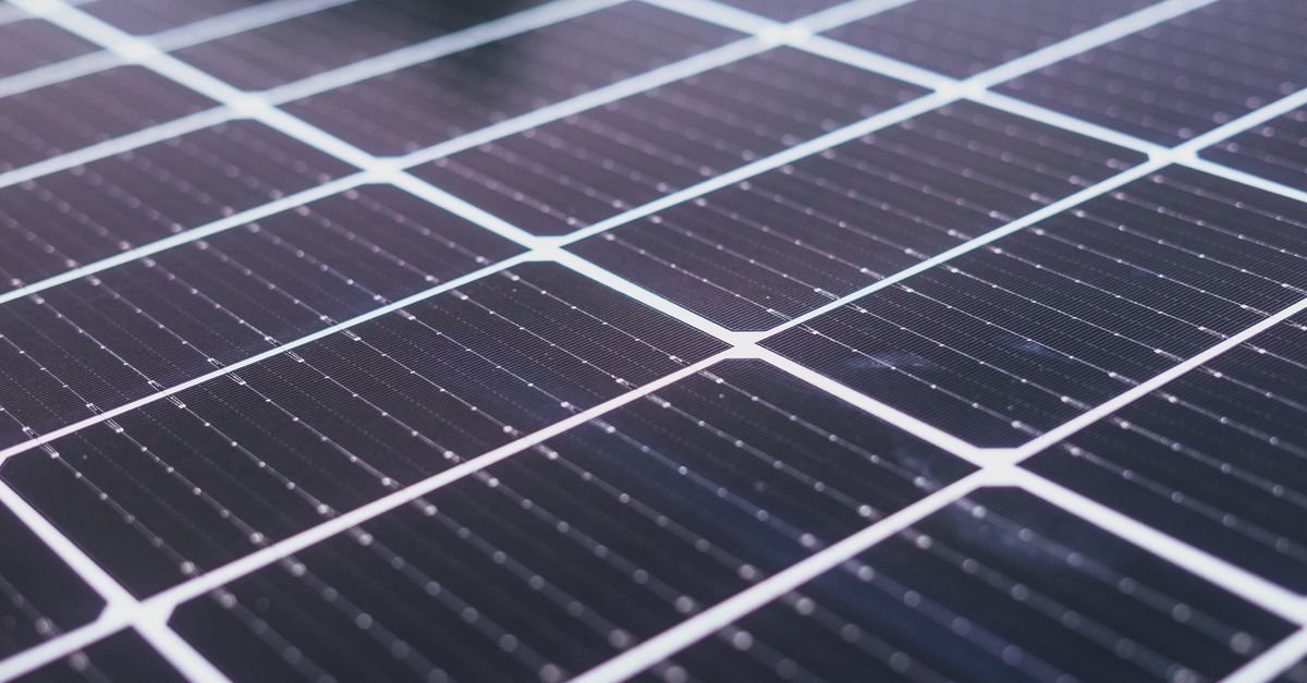 Superfície de painel solar fotovoltaico vista de perto, com células em grade