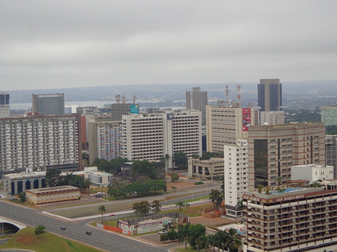 Prédios comerciais do centro de Brasília vistos do alto em dia nublado; foto de arquivo