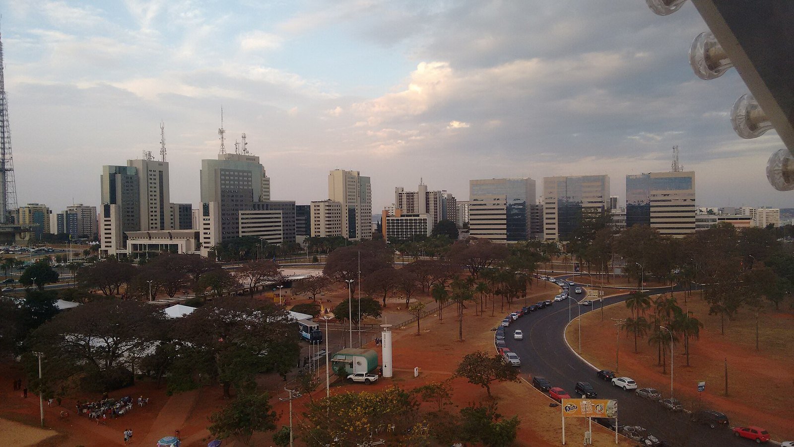 Prédios do centro de Brasília vistos do alto, com vias e área verde em primeiro plano; foto de arquivo