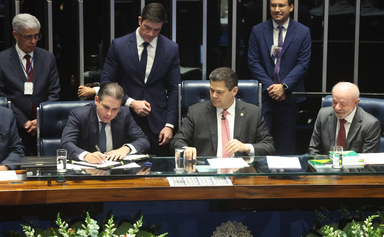 Hugo Motta, Davi Alcolumbre e Lula na mesa do Congresso durante a promulgação das emendas