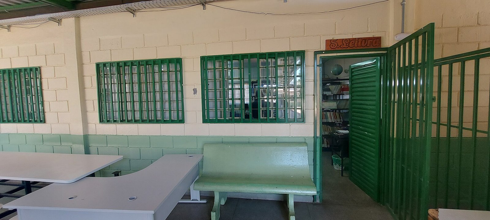 Pátio e sala de leitura de escola pública da rede do Distrito Federal