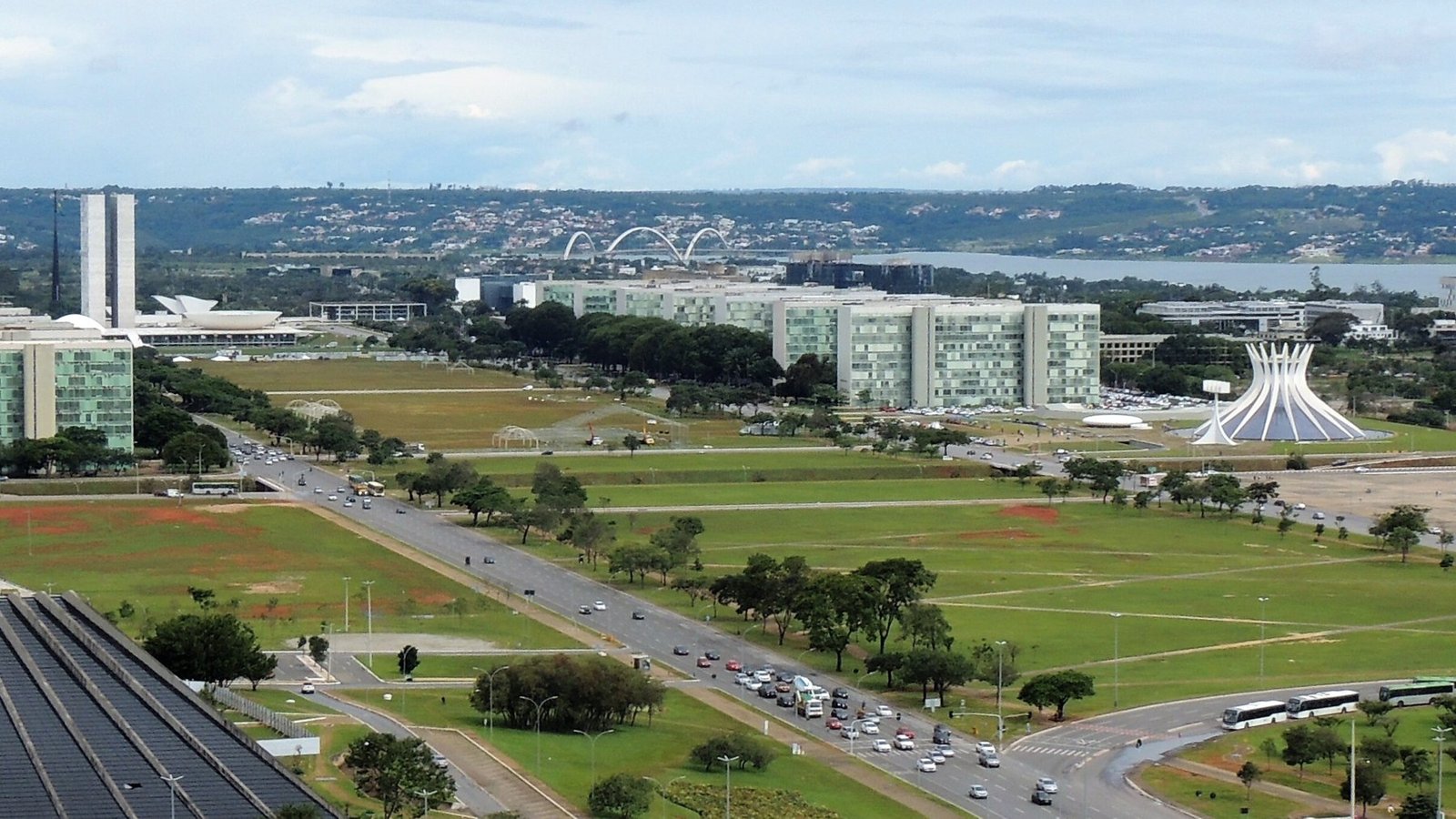 Vista aérea do Eixo Monumental em Brasília, com a Catedral, os ministérios e o Congresso ao fundo