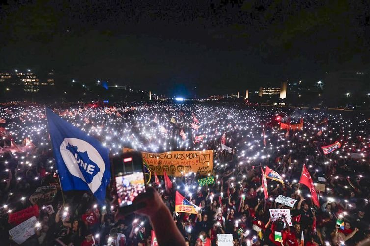 Manifestantes durante o ato em apoio à reeleição de Lula na Esplanada dos Ministérios
