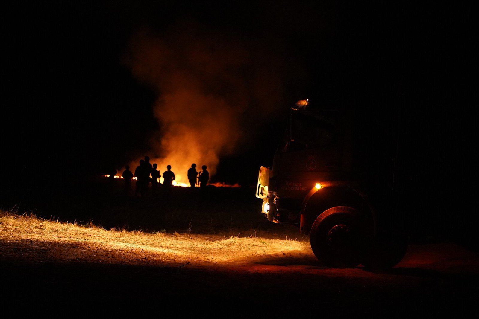 Militares em silhueta durante exercício noturno da Marinha do Brasil
