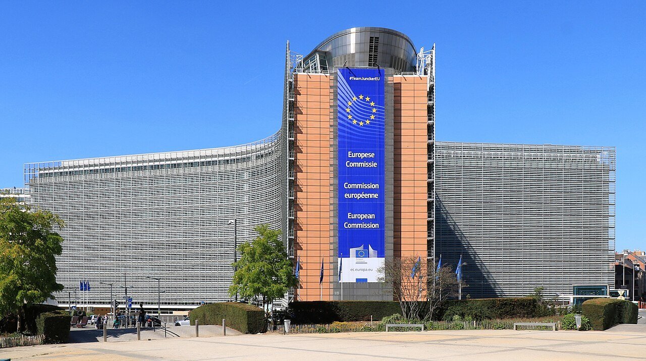 Fachada do edifício Berlaymont, sede da Comissão Europeia, em Bruxelas, sob céu azul
