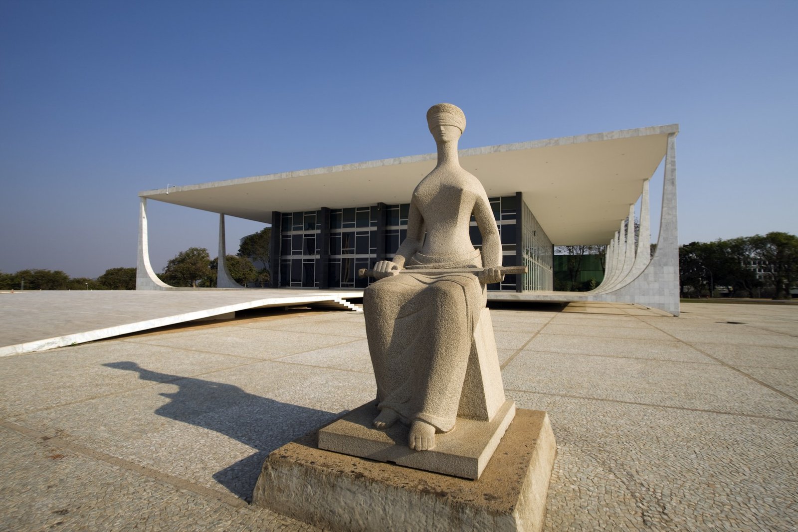 Estátua da Justiça, de olhos vendados e com espada no colo, diante do prédio do Supremo Tribunal Federal em Brasília