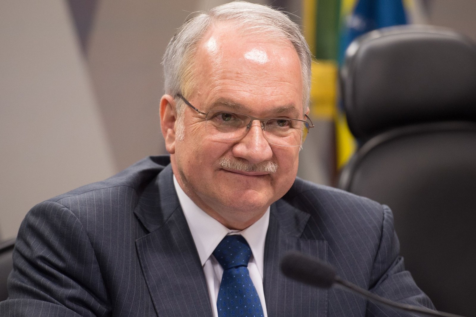 O ministro Edson Fachin, presidente do STF, sentado diante de um microfone, em foto de arquivo de 2015