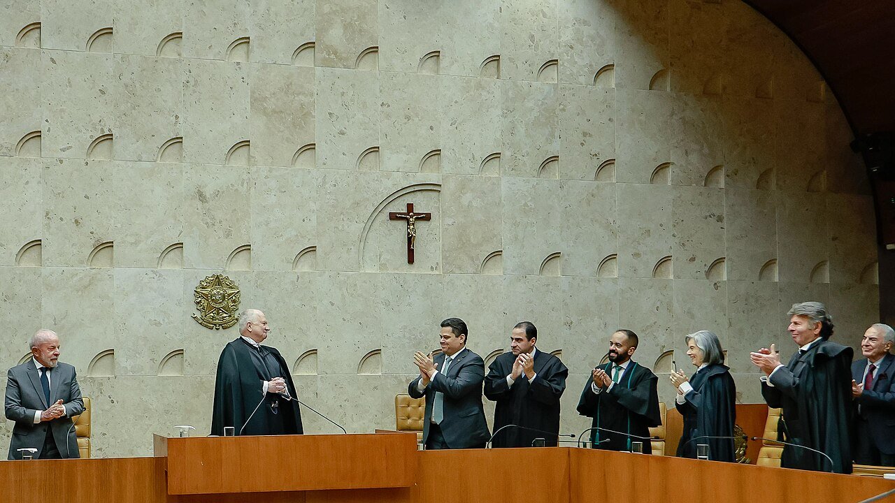 Ministro Edson Fachin no plenário do Supremo Tribunal Federal durante a sessão solene de posse na presidência da Corte, em setembro de 2025