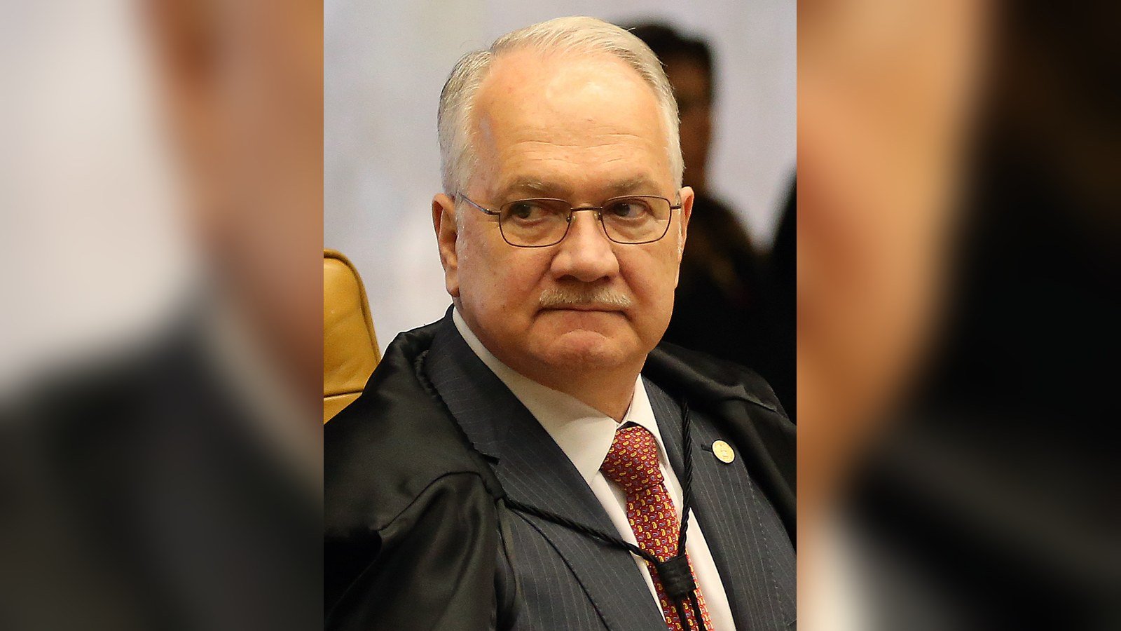 Ministro Edson Fachin, de toga, sentado no plenário do Supremo Tribunal Federal