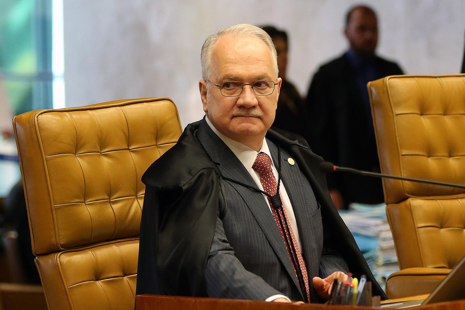 O ministro Edson Fachin sentado em sua cadeira no plenário do Supremo Tribunal Federal, em foto de arquivo