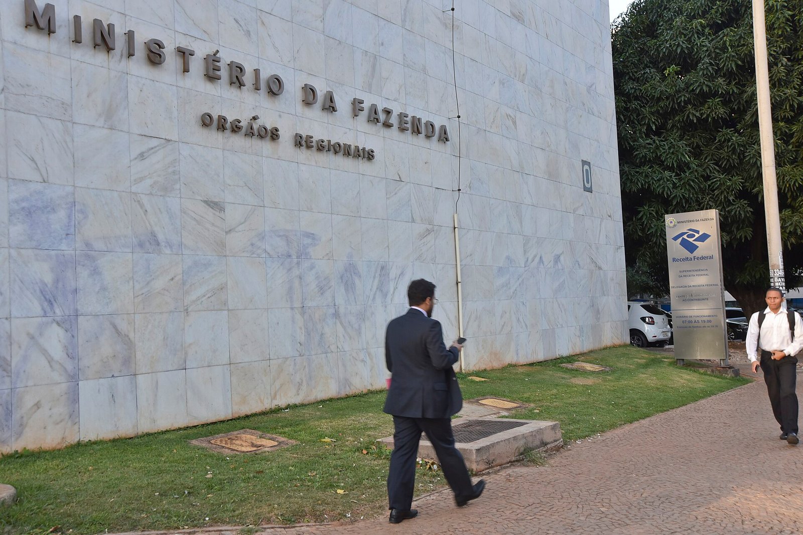 Fachada do prédio do Ministério da Fazenda com placa da Receita Federal ao lado